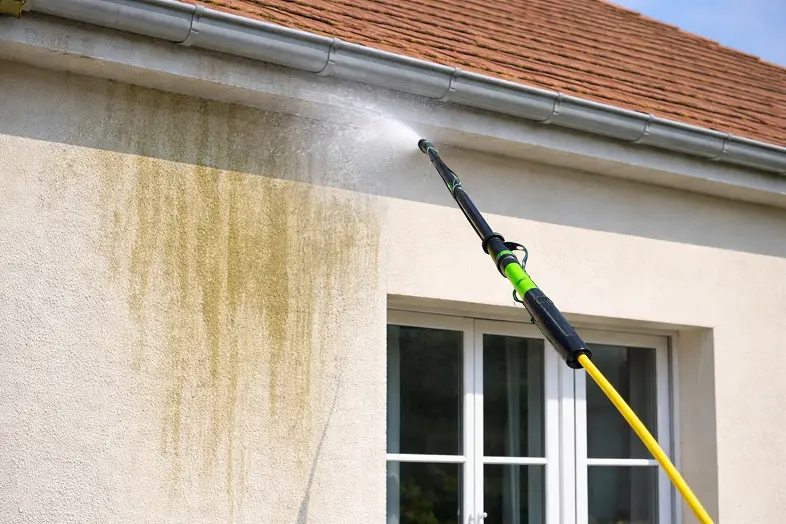 Nettoyage façade à la pompette éléctrique