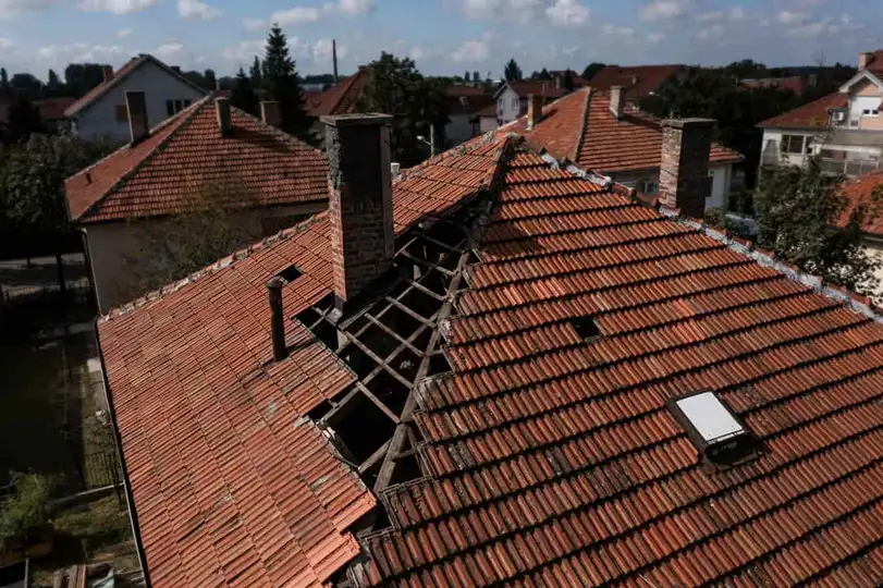 Toit en tuiles détruit