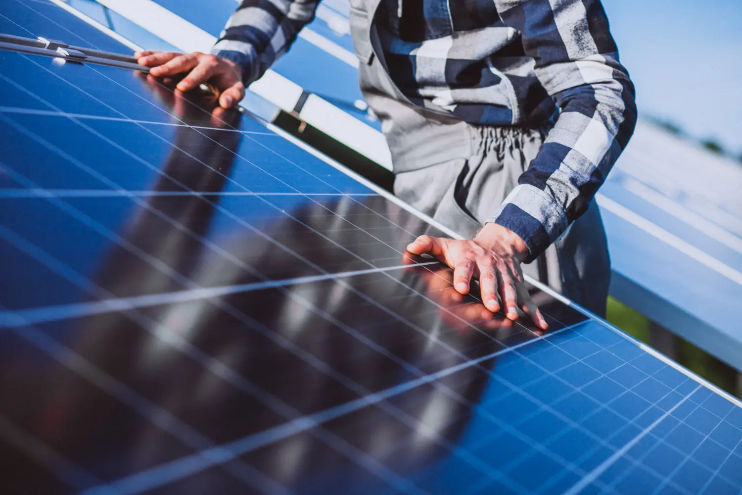 main d'homme sur panneau solaire